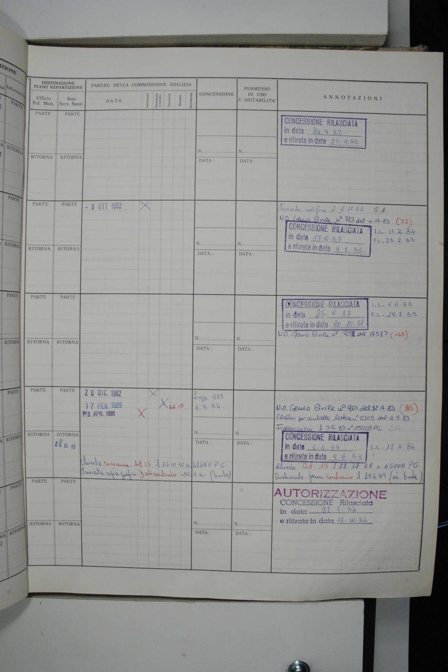 Foto del lato destro del registro con i dati della pratica 469/1982