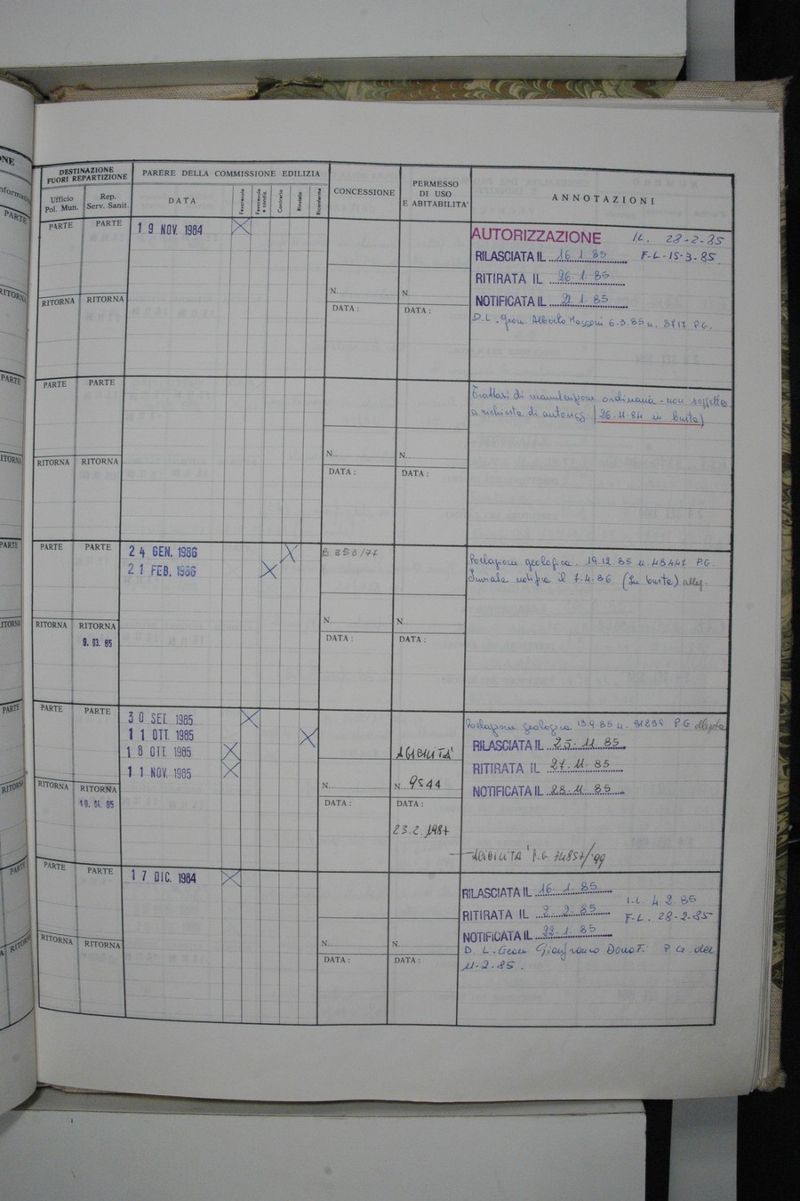 Foto del lato destro del registro con i dati della pratica 674/1984